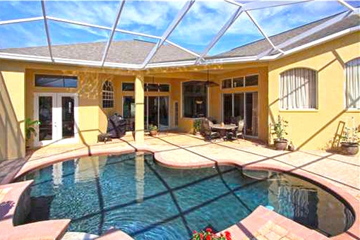 Roofed and heated private swimming pool