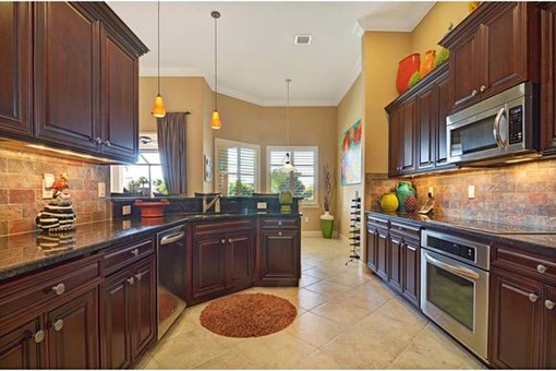 Fully equipped kitchen in Fort Myers