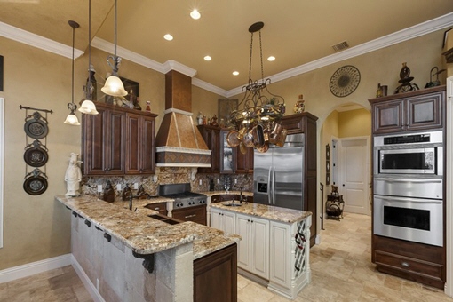 Fully equipped kitchen with breakfast bar in Fort Myers