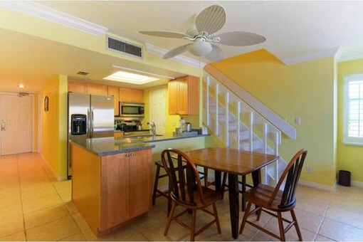 Fully equipped kitchen with adjoining dining room